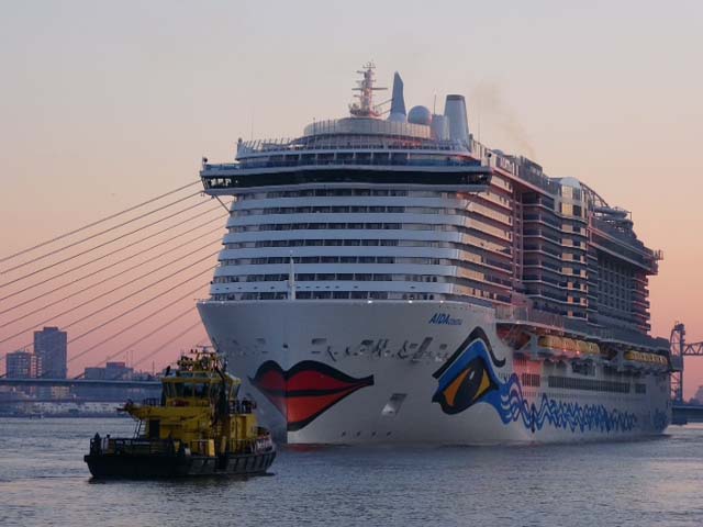 AIDAcosma aan de Cruise Terminal Rotterdam